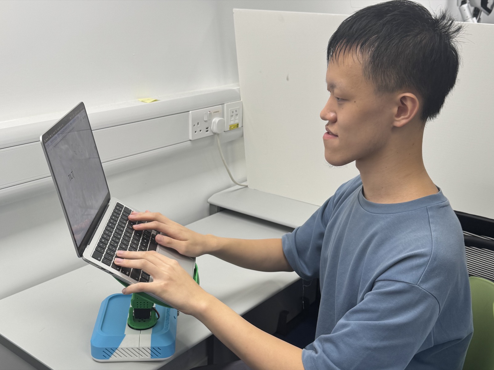 The user readjusts posture while using TILT